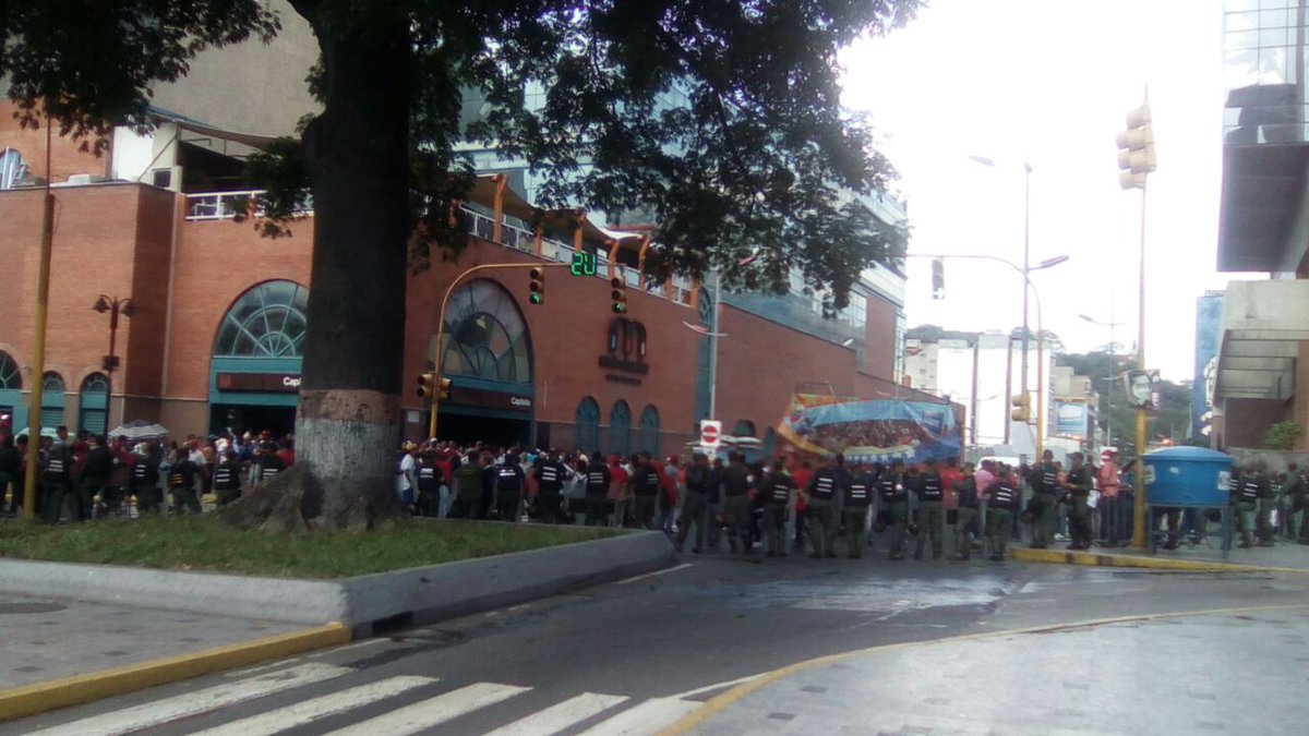 Grupos chavistas comienzan a rodear la Asamblea Nacional (fotos)