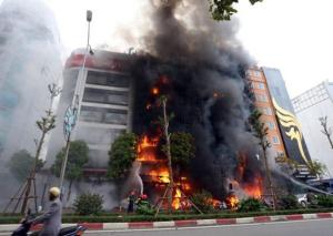 Al menos 13 muertos en el incendio de un karaoke en Vietnam