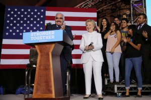Vicente Fernández pide a latinos votar por Hillary Clinton