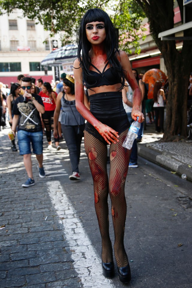 BRA56. SAO PAULO (BRASIL), 02/11/2016.- Una joven participa hoy, miércoles 02 de noviembre de 2016, de la realización de la Marcha Zombie en Sao Paulo (Brasil). Cientos de habitantes salieron a las calles con sus típicos trajes de muertos vivientes, brujas, vampiros y personajes de terror para que participar en la onceava edición de la Zombie Walk SP, una costumbre adoptada en diversos países del mundo y que Sao Paulo acoge desde el 2006 en el Día de los Muertos. EFE/Sebastião Moreira