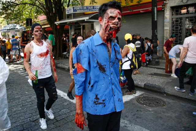 BRA57. SAO PAULO (BRASIL), 02/11/2016.- Un grupo de jóvenes usando disfraces y maquillajes alusivos a los zombies participa hoy, miércoles 02 de noviembre de 2016, de la realización de la Marcha Zombie en Sao Paulo (Brasil). Cientos de habitantes salieron a las calles con sus típicos trajes de muertos vivientes, brujas, vampiros y personajes de terror para que participar en la onceava edición de la Zombie Walk SP, una costumbre adoptada en diversos países del mundo y que Sao Paulo acoge desde el 2006 en el Día de los Muertos. EFE/Sebastião Moreira
