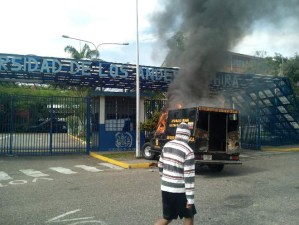 Presuntos colectivos de paz atacan con furia la ULA en el Táchira (Fotos)