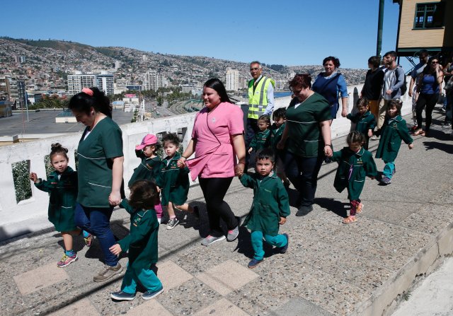 Children with their teachers take part in a mass evacuation during a simulated disaster by a fictitious tsunami to mark World Tsunami Day on the Pacific coast in Valparaiso, Chile November 3, 2016. REUTERS/Rodrigo Garrido
