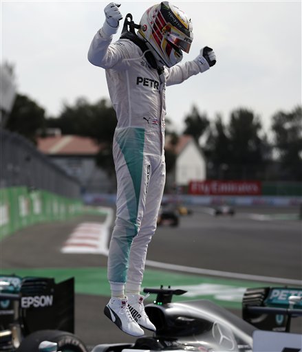 En esta imagen del 30 de octubre de 2016, el piloto británico de Mercedes Lewis Hamilton celebra su victoria en el Gran Premio de México de Fórmula 1 en el circuito Hermanos Rodríguez en Ciudad de México. (AP Foto/Eduardo Verdugo)