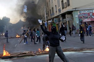Barricadas y disturbios en Chile marcan jornada de protesta contra sistema de pensiones (Fotos)