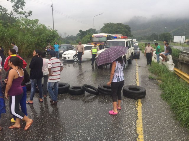 Comunidad afectada por lluvias cierra autopista Valencia Puerto Cabello