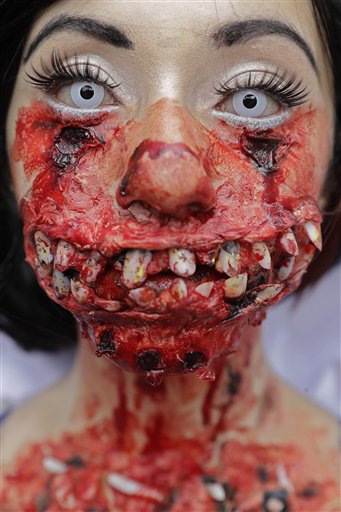 En esta fotografía del 2 de noviembre de 2016, una mujer disfrazada como una zombie posa para una fotografía mientras participa en la Marcha Zombie en Sao Paulo, Brasil. Los participantes conmemoraron el Día de los Muertos con la Marcha Zombie anual. (AP Foto/André Penner)