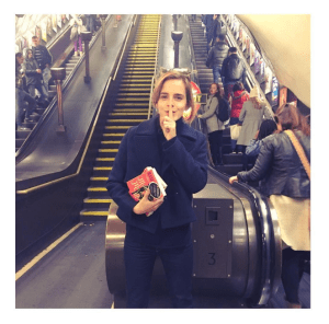 Pillaron a esta famosa actriz escondiendo libros en el metro de Londres (Fotos + video)