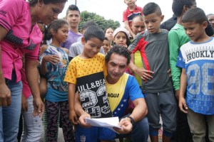 Richard Mardo entregó combos escolares a los niños de San Vicente