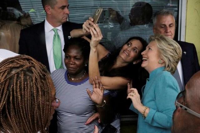 La candidata demócrara Hillary Clinton posa para fotografías con partidarios en Little Haiti, un vecindario de Miami en Estados Unidos. 5 de noviembre de 2016.  REUTERS/Brian Snyder