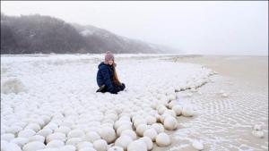 Una playa amanece llena de misteriosas bolas de hielo (fotos)