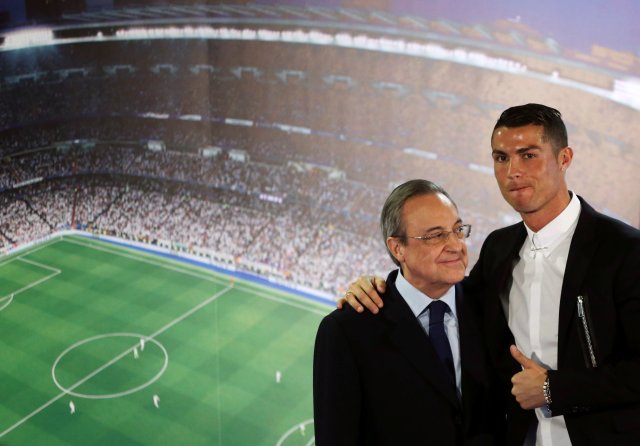 Real Madrid's Cristiano Ronaldo (R) poses with club's president Florentino Perez after a ceremony for Ronaldo's contract renewal at Santiago Bernabeu stadium in Madrid, Spain, November 7, 2016. REUTERS/Susana Vera