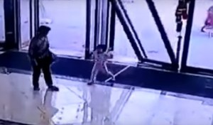 Espeluznante momento en que una pesada puerta de vidrio aplasta a una niña de 3 años (VIDEO)