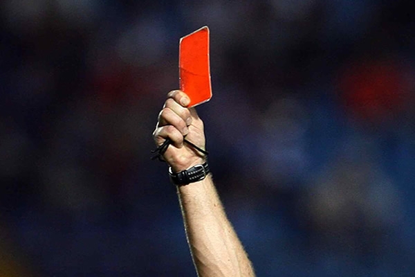 tornillo la seguridad whisky Futbolista mata de un cabezazo al árbitro por sacarle la roja (FOTO) -  LaPatilla.com