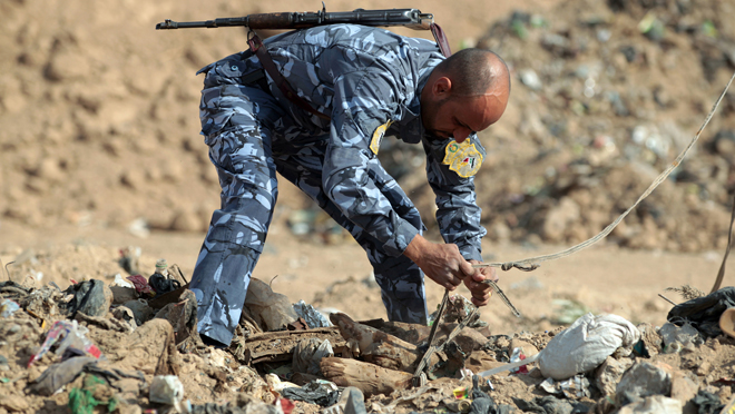Encuentran en Mosul una fosa común con 100 cadáveres decapitados por el EI (Imágenes Fuertes)