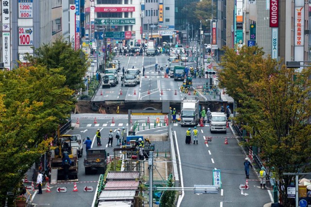 JAP01. FUKUOKA (JAPÓN), 07/11/2016.- Un enorme hundimiento corta el tráfico en una avenida de Fukuoka (Japón) hoy, martes 8 de noviembre de 2016. Autoridades han evacuado zonas aledañas en caso de un daño mayor, aunque no se han reportado casualidades de ese tipo. EFE/HIROSHI YAMAMURA
