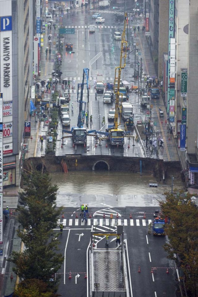 FRA07 FUKUOKA (JAPÓN) 08/11/2016.- Un gran socavón corta una avenida en el centro de Fukuoka al suroeste de Japón hoy, 8 de noviembre de 2016. El socavón ha causado cortes de luz y de tráfico. Las autoridades han evacuado a los vecinos de los edificios cercanos para evitar posibles daños. De momento se desconoce si hay algún herido. EFE/Hiroshi Yamamura