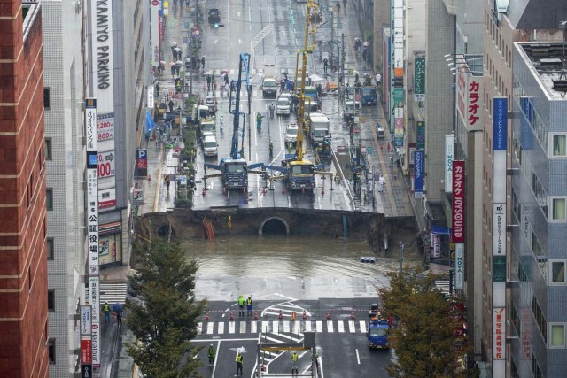FRA09 FUKUOKA (JAPÓN) 08/11/2016.- Un gran socavón corta una avenida en el centro de Fukuoka al suroeste de Japón hoy, 8 de noviembre de 2016. El socavón ha causado cortes de luz y de tráfico. Las autoridades han evacuado a los vecinos de los edificios cercanos para evitar posibles daños. De momento se desconoce si hay algún herido. EFE/Hiroshi Yamamura