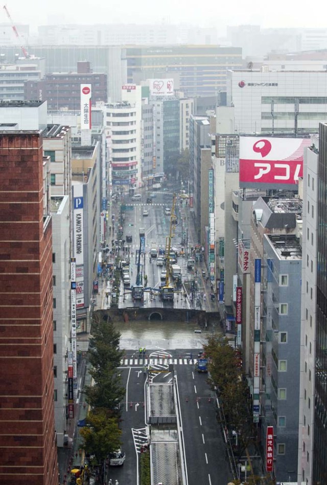 FRA10 FUKUOKA (JAPÓN) 08/11/2016.- Un gran socavón corta una avenida en el centro de Fukuoka al suroeste de Japón hoy, 8 de noviembre de 2016. El socavón ha causado cortes de luz y de tráfico. Las autoridades han evacuado a los vecinos de los edificios cercanos para evitar posibles daños. De momento se desconoce si hay algún herido. EFE/Hiroshi Yamamura