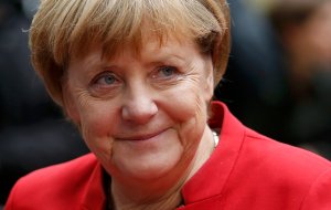 Angela Merkel: La victoria de Clinton ayudaría a igualar a mujeres y hombres