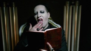 El sorprendente video de Marilyn Manson en el que decapita a un parecido a Trump (Video)