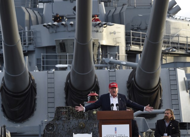 Trump en plena campaña por ser el candidato republicano, dando un discurso a bordo del acorazado USS Iowa, de la Segunda Guerra Mundial. 2015