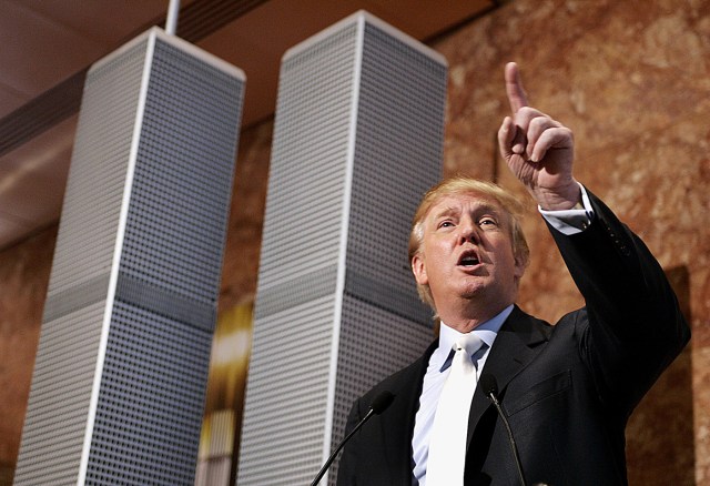 Trump durante una conferencia de prensa que dio el 18 de mayo de 2005 en la Trump Tower para proponer la edificación de las Torres Gemelas II, como alternativa a la Freedom Tower que se terminó haciendo en donde estaban las originales