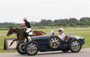 Fernando Alonso compite a bordo de un Bugatti contra un caballo en Argentina