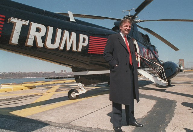 Junto a uno de sus helicópteros Sikorsky en casa de la Autoridad Portuaria de Nueva York , 1988