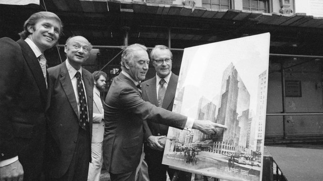 De izquierda a derecha: Donald Trump, el alcalde Ed Koch, el gobernador Hugh Carey y Robert T. Dormer posan con una concepción artística del Nueva York Hyatt Hotel en la ceremonia de lanzamiento, el 28 de junio de 1978