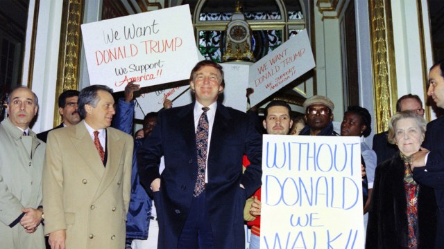 Donald Trump tras la compra del hotel Manhattan, en 1994.