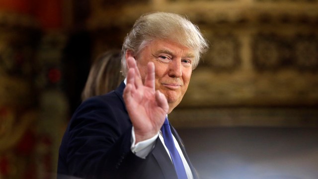 El precandidato Donald Trump saluda luego del debate republicano en Detroit, 3 de marzo de 2016