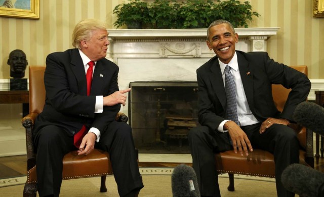 U.S. President Barack Obama meets with President-elect Donald Trump (L) to discuss transition plans in the White House Oval Office in Washington, U.S., November 10, 2016.  REUTERS/Kevin Lamarque