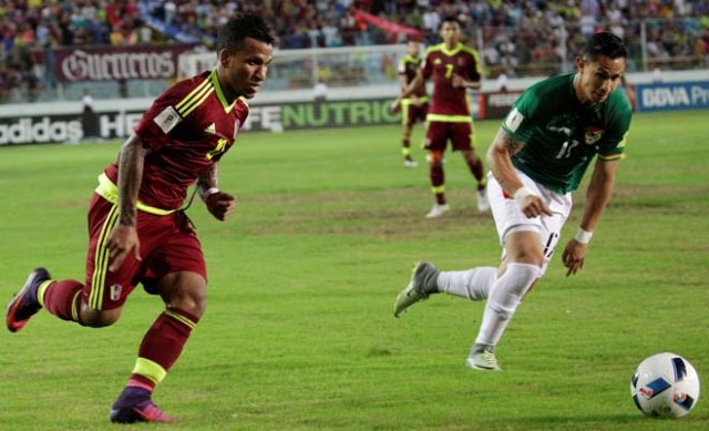 Football Soccer - Venezuela v Bolivia - World Cup 2018 Qualifiers - Monumental Stadium, Maturin, Venezuela - 10/11/16. Venezuela's Romulo Otero (10) and Bolivia's Marvin Bejarano (17) in action. REUTERS/Marco Bello