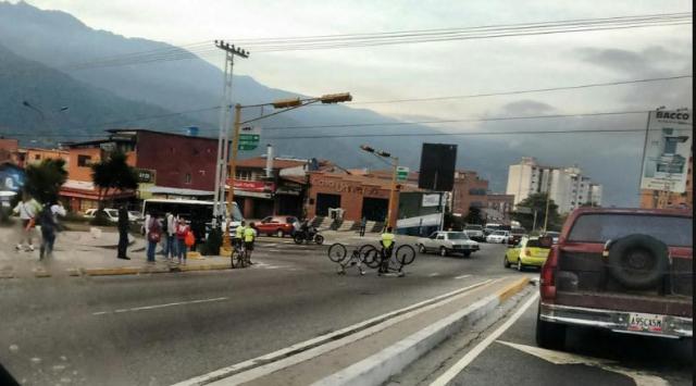 Cierre preventivo en Av Las Américas y la Av  Don Tulio #Mérida  Conato de protesta