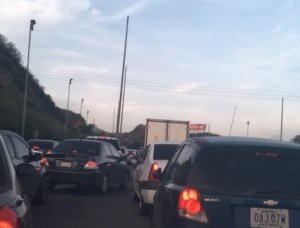 Fuerte cola en la autopista Caracas – La Guaira por punto de control de la GNB