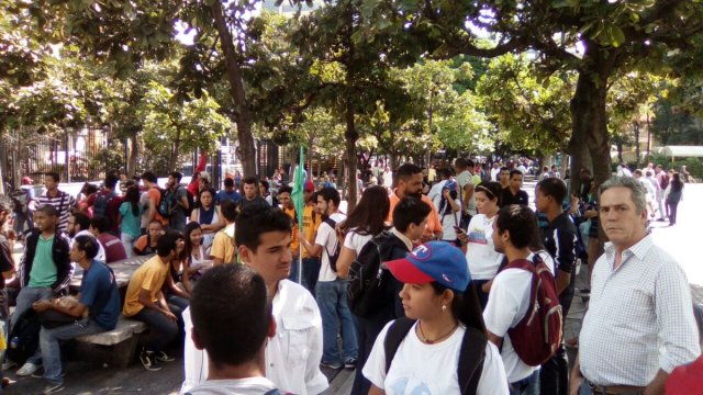 Foto: Estudiantes comienzan a concentrarse en la Plaza Brión / Twitter