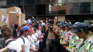 Cordón policial impide paso de marcha de estudiantes (Video)
