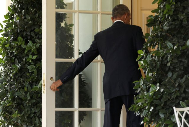 Obama entra al salón Oval de la Casa Blanca (foto Reuters)