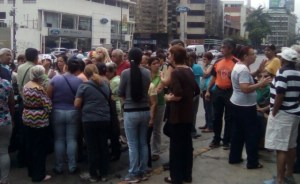 Vecinos de Los Ruices protestaron por escasez de agua y distribución de las bolsas Clap
