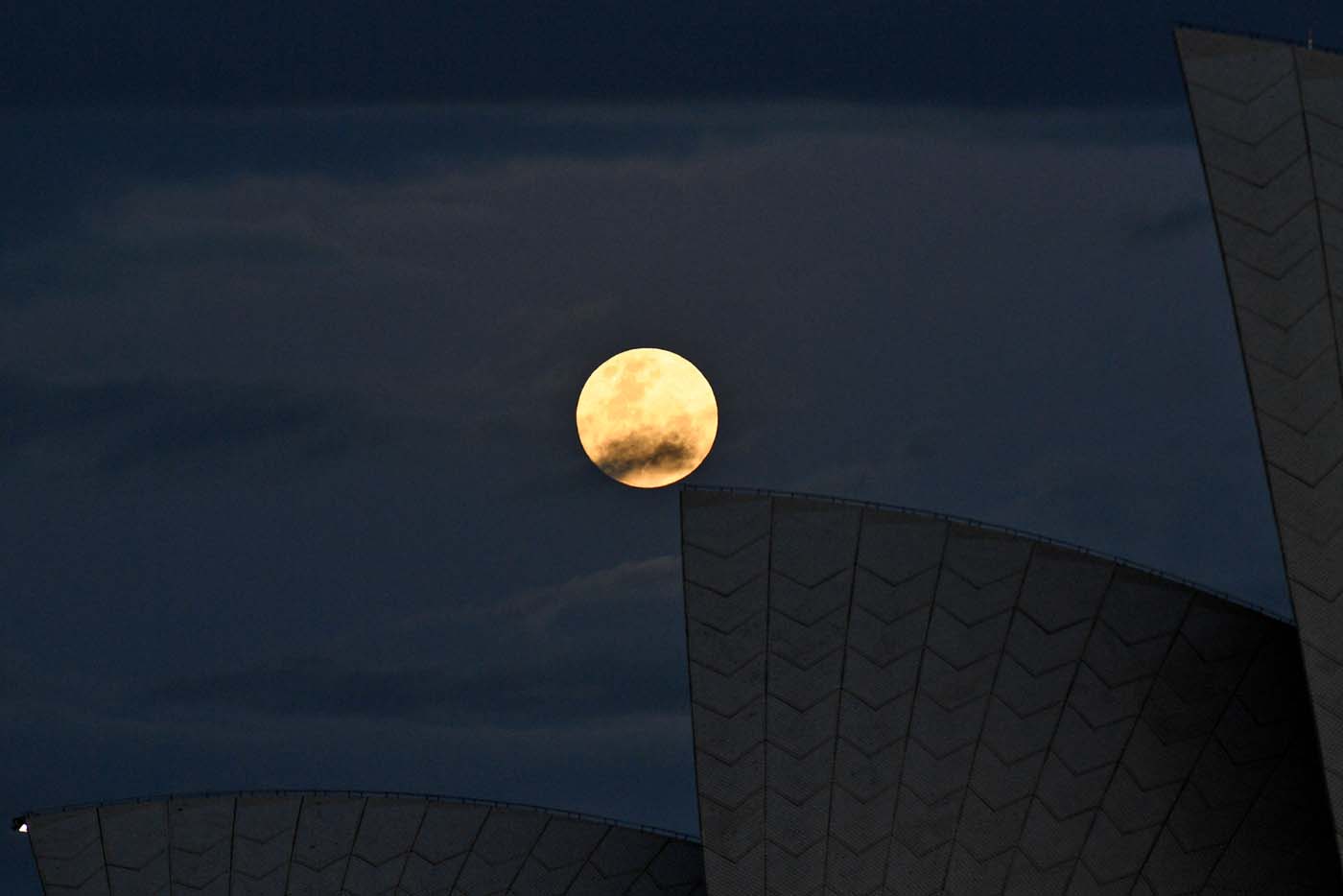 Los australianos, primeros en el mundo en disfrutar de la superluna (fotos)
