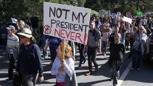 ¡Muuy Jugoso! … Pagan hasta 1.500 dólares semanales por protestar contra Trump