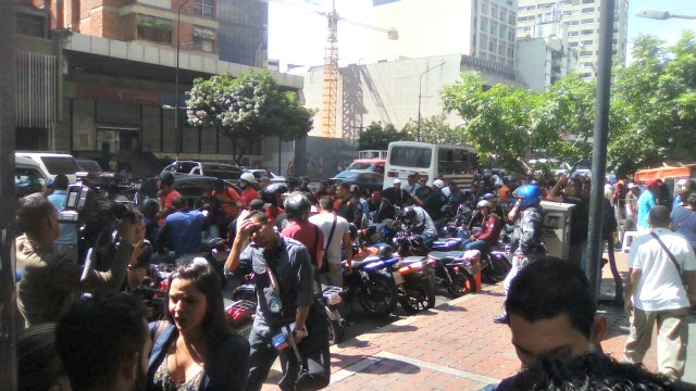 Foto: Oficialista permanecen a las afueras del Ministerio de Transporte / twitter