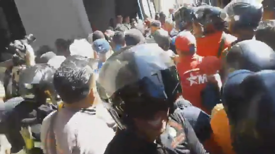 Grupos oficialistas agreden a manifestantes en el Ministerio de Transporte (Video)