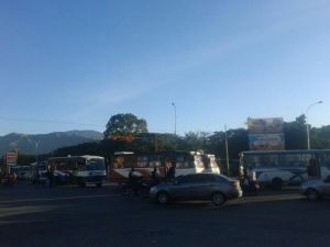 Transportistas se dirigen en caravana hasta el Fontur en Maracay (fotos)