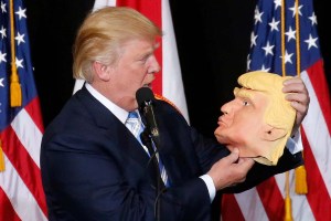 Fábrica de máscaras es todo sonrisas tras el triunfo de Trump (fotos)