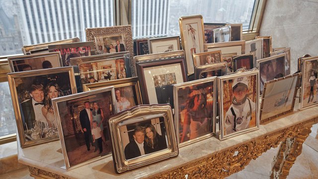 En el penthouse se pueden observar muchas fotos de la familia de Donald Trump, como en esta mesada. Foto: Infobae