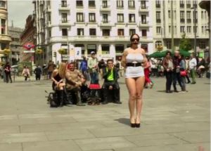 Difunden imágenes de un rodaje porno grabadas a plena luz del día en el centro de Madrid