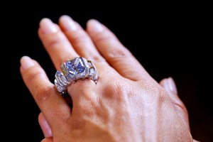 Diamante “Sky Blue”, vendido por 17 millones de dólares en subasta en Ginebra (Fotos)