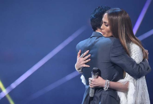 Jennifer Lopez (R) hugs Marc Anthony during the 17th Annual Latin Grammy Awards on November 17, 2016, in Las Vegas, Nevada. / AFP PHOTO / Valerie MACON